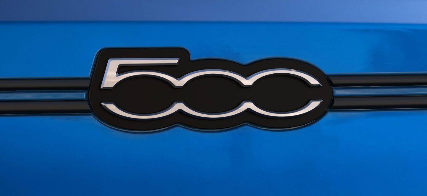 Display A close-up of the Fiat badge and grille on the 2022 Fiat 500X.