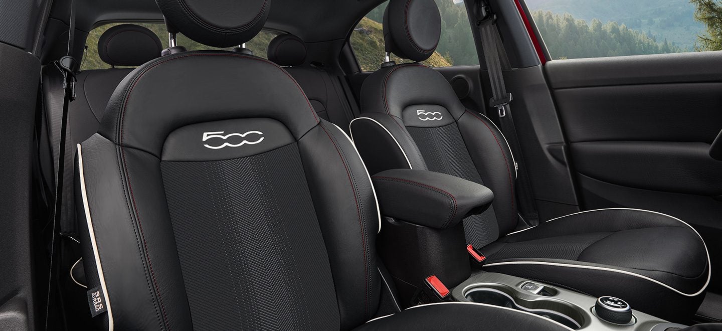 Display The front seats in the 2023 Fiat 500X Sport.