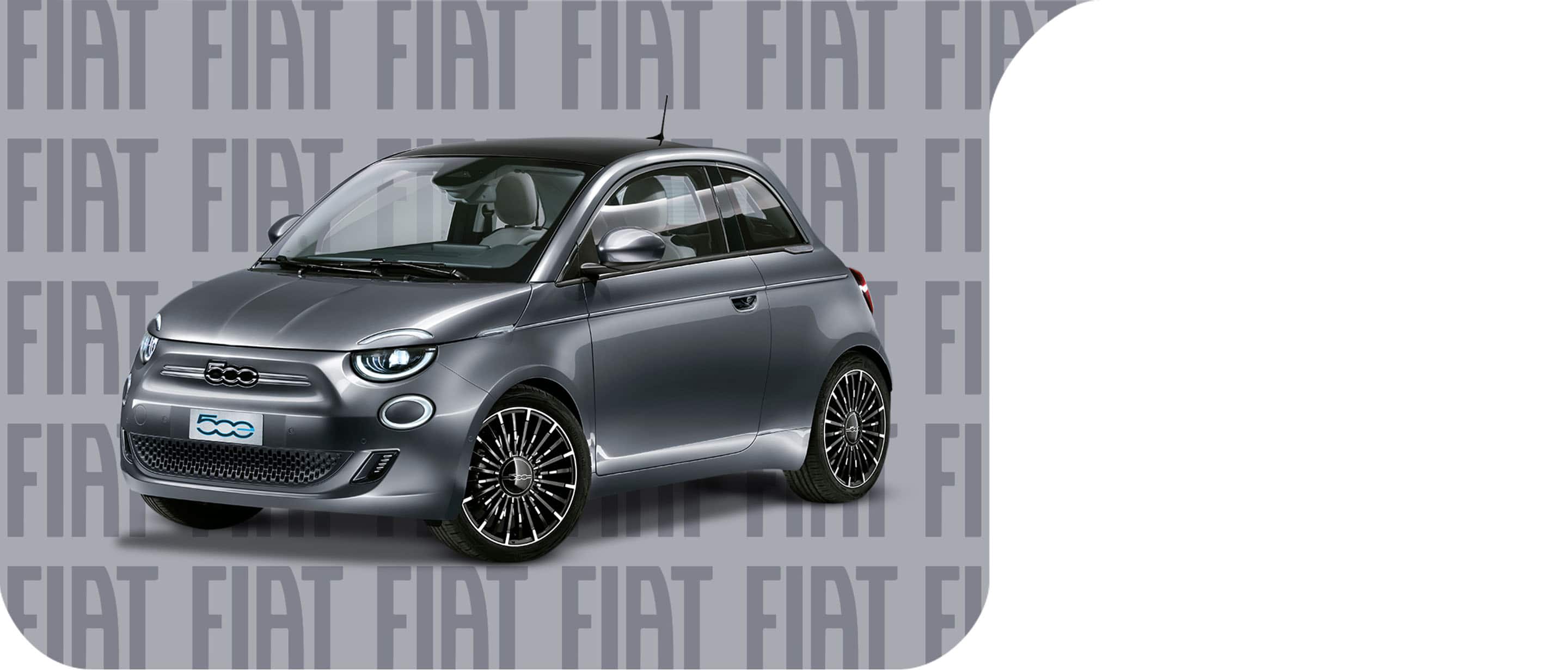Perfil del lado del pasajero del modelo europeo del Fiat 500e Cinquecento 2023 azul estacionado en una estructura de estacionamiento en la azotea por la noche, con varios rascacielos de fondo.