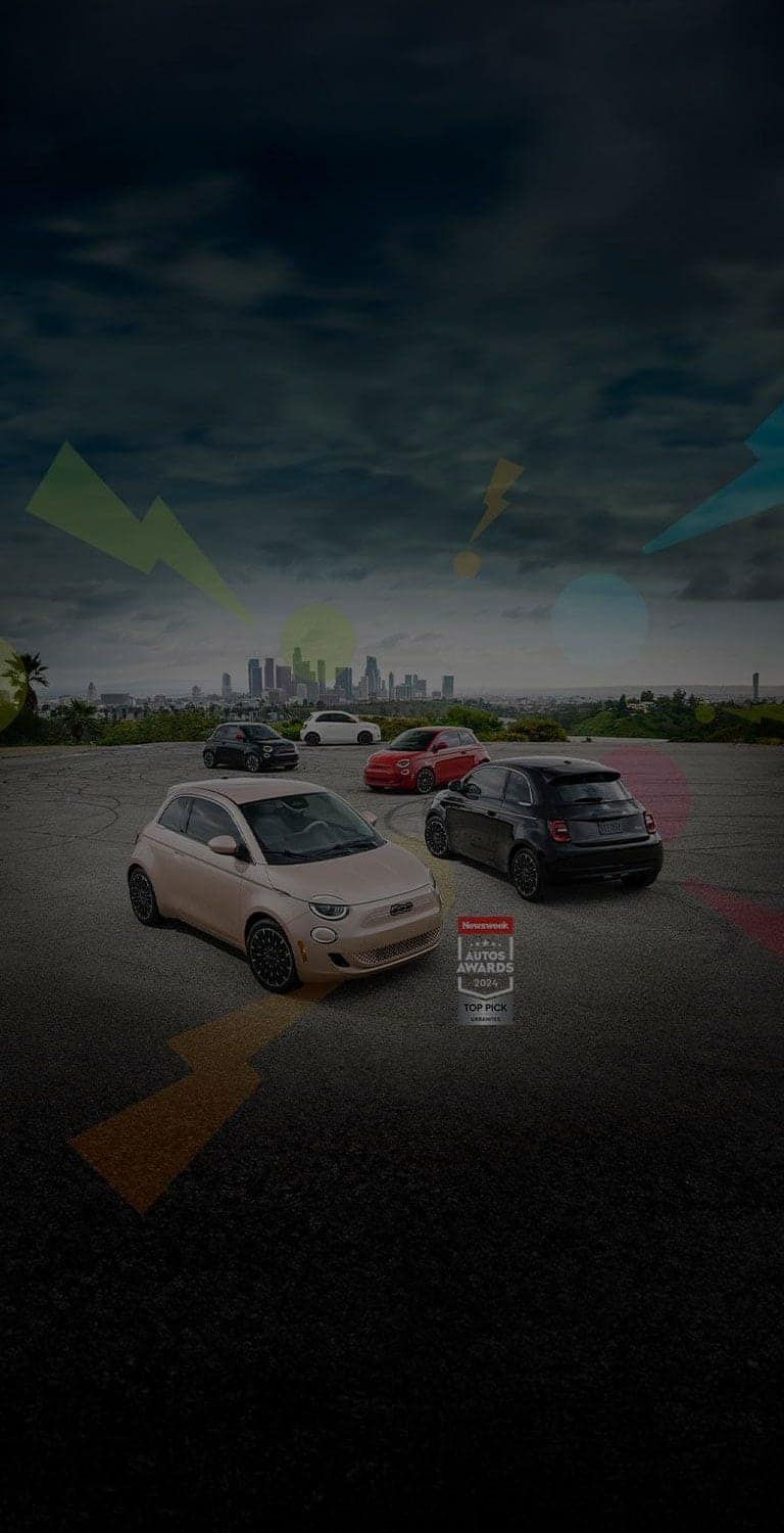 Cinco modelos Fiat 500e dispersos en un estacionamiento, con la silueta de una ciudad de fondo. Comenzando por el vehículo más atrás y siguiendo en el sentido de las agujas del reloj: un Fiat 500e Inspired 2024 en blanco, un Fiat 500e Inspired 2024 en rojo, un Fiat 500e Icona 2025 en rojo, un Fiat 500e Icona 2025 en oro rosa y un Fiat 500e Inspired 2024 en negro. Ganador de los premios Newsweek Auto 2024 como favorito de citadinos.