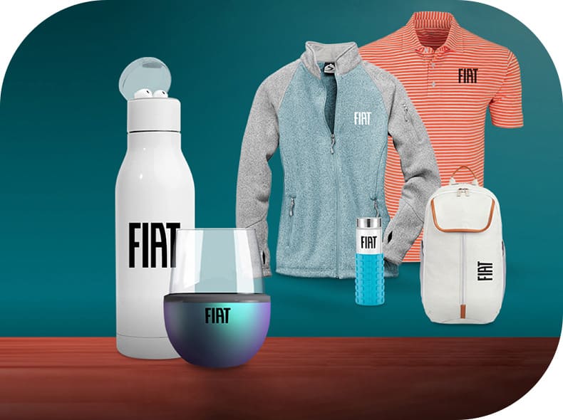 Un lote de mercancía de la marca Fiat que incluye botellas de agua, una chaqueta, una camiseta polo, una nevera para vino y una mochila para computadora.