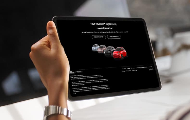 Una mujer sosteniendo una tableta, en la que se muestra Fiat Live Store.